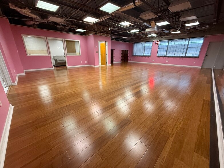 More Photos Of 6251 US Highway 19 N, Pinellas Park Showroom For Lease