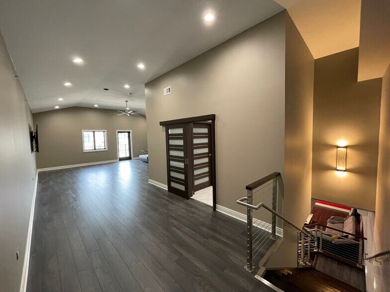 More Photos Of 2220 Ferry Rd, Naperville Showroom For Sale