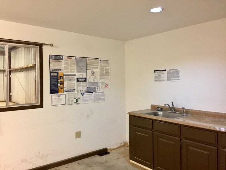 More Photos Of 918 3rd St, Floresville Warehouse For Lease
