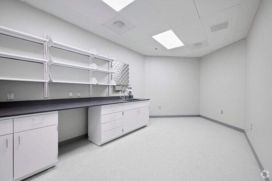 More Photos Of 20400 Observation Dr, Germantown Medical For Lease