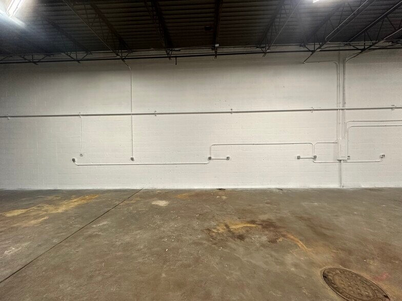 More Photos Of 419 W Washington Ave, Lake Bluff Flex For Lease