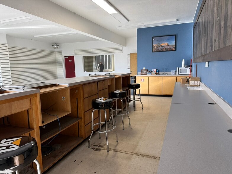 More Photos Of 3344 Washburn Way, Klamath Falls Warehouse For Lease