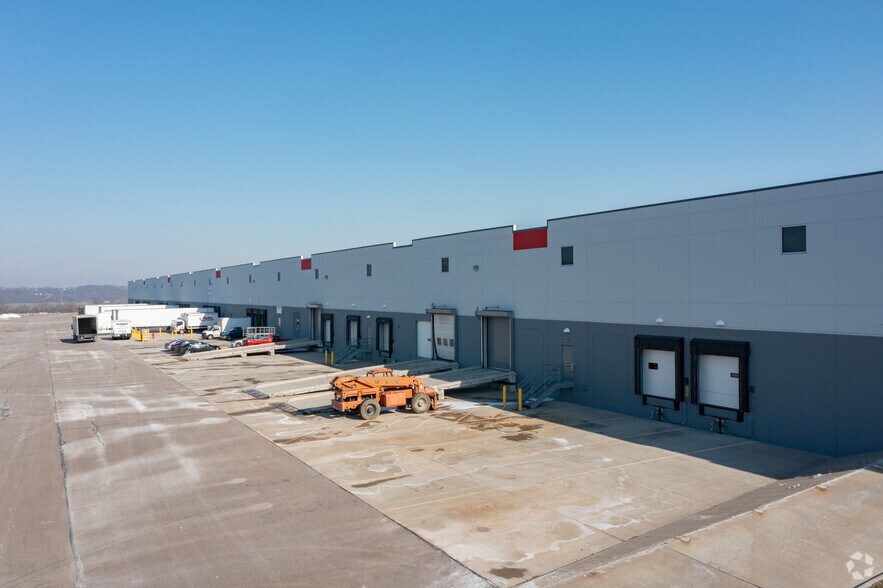 More Photos Of 4250 Port Union Rd, West Chester Distribution For Lease