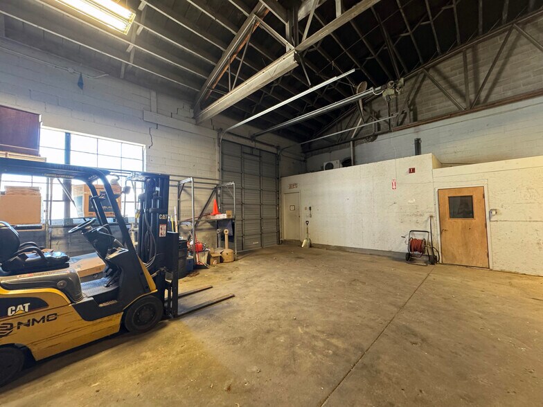 More Photos Of 1160 Lincoln St, Blair Light Manufacturing For Sale