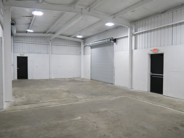 More Photos Of 5638 Star Ln, Houston Auto Dealership For Lease