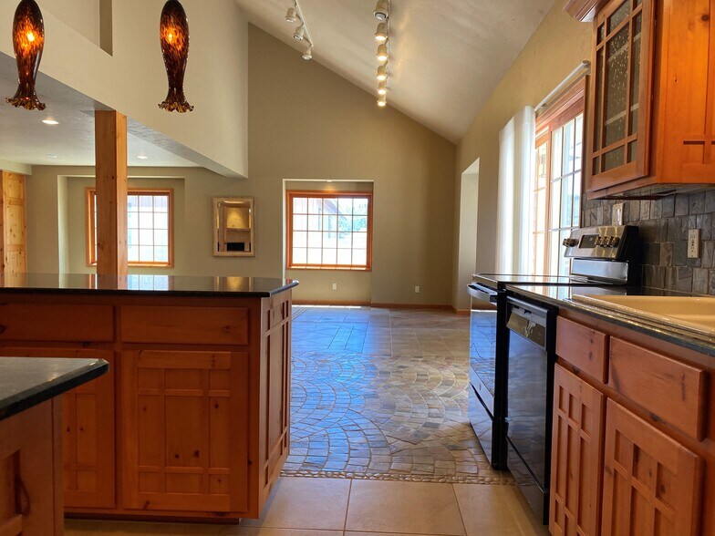 More Photos Of 173 Frontage Rd, South Fork Freestanding For Lease