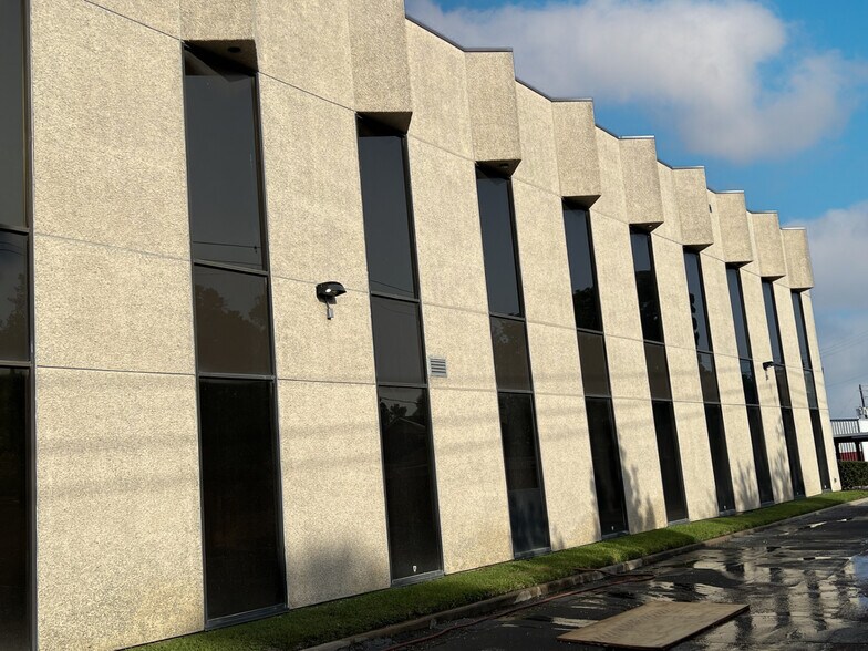 More Photos Of 909 Dairy Ashford Rd, Houston Office For Lease