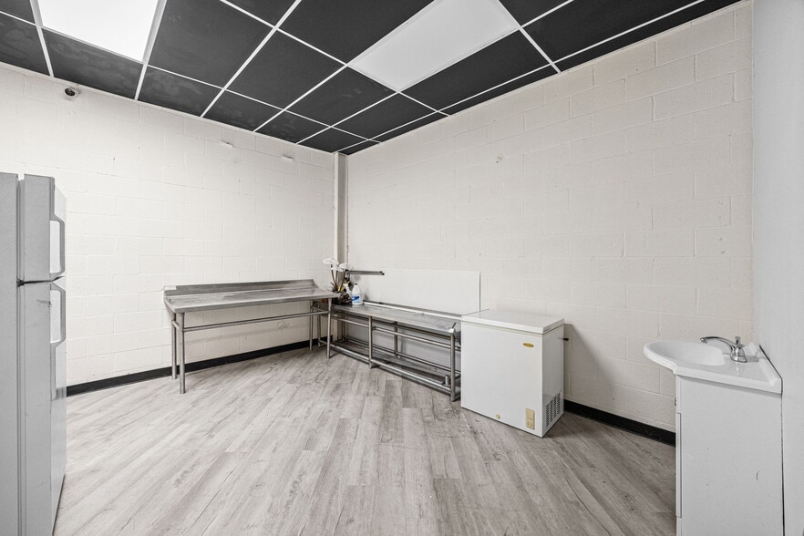 More Photos Of 8777 S Gessner Dr, Houston Freestanding For Lease