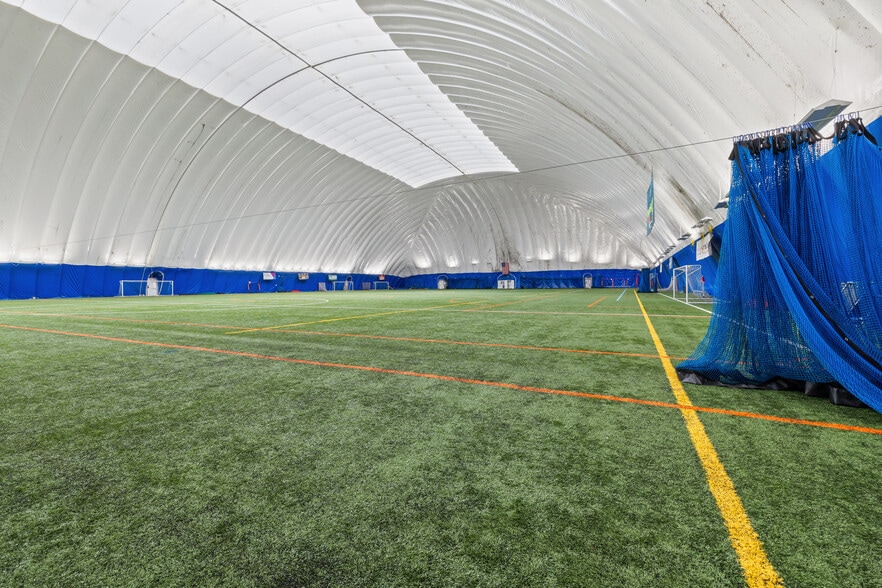 More Photos Of 901 Cannon Rd S, Dundas Sports And Entertainment For Sale