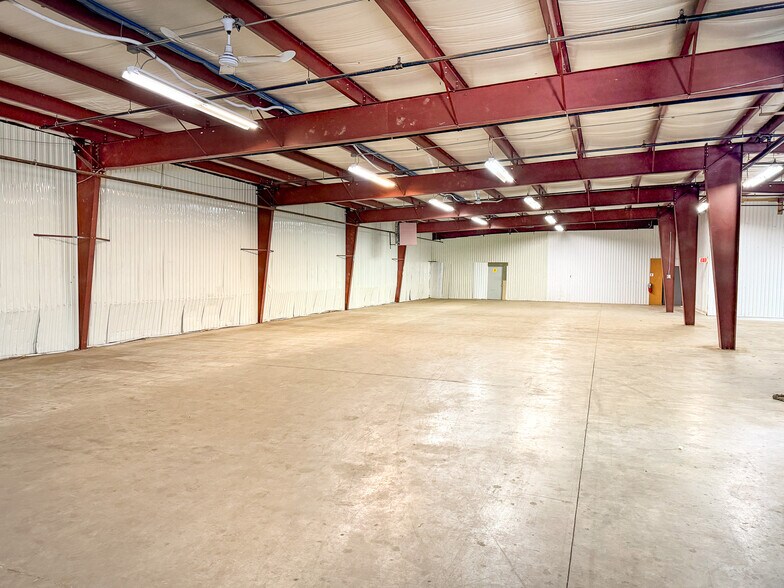 More Photos Of 402 Boyer Cir, Williston Distribution For Lease