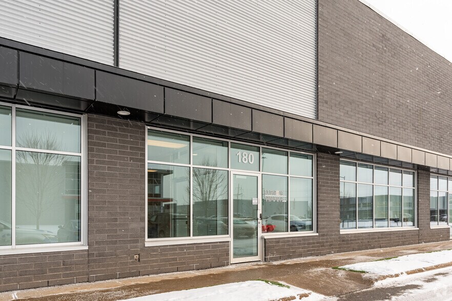 More Photos Of 155 Rue Fortin, Québec Distribution For Lease