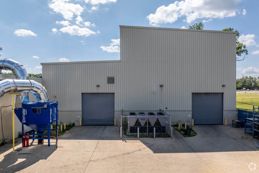 More Photos Of 12001 Farmington Rd, Livonia Warehouse For Lease