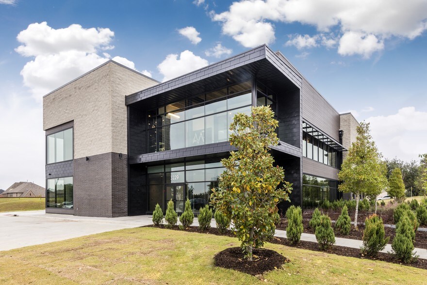 More Photos Of 3229 Premier Dr, Irving Loft Creative Space For Lease