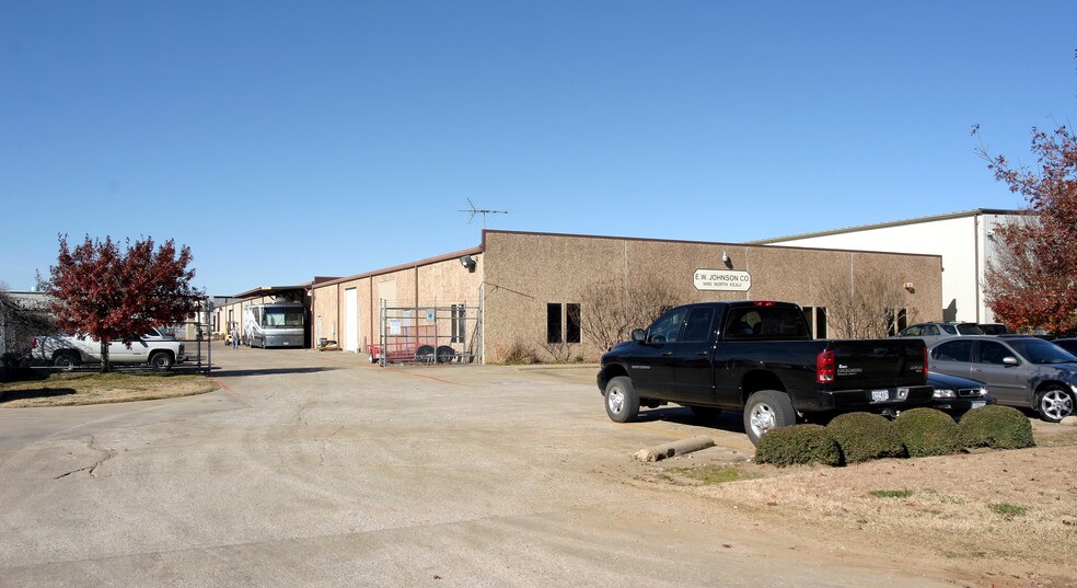More Photos Of 1495 N Kealy St, Lewisville Distribution For Lease