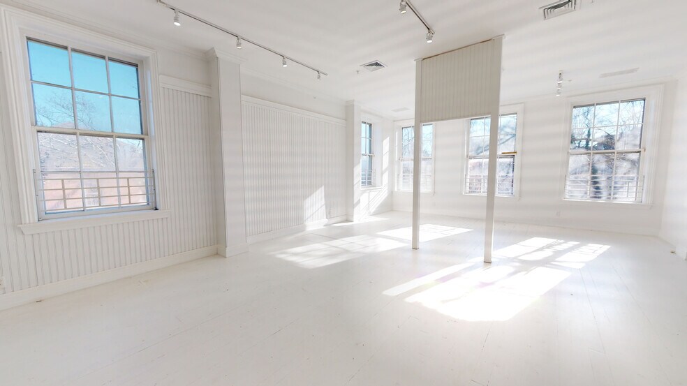 More Photos Of 33 Main St, Nantucket Storefront Retail Office For Lease