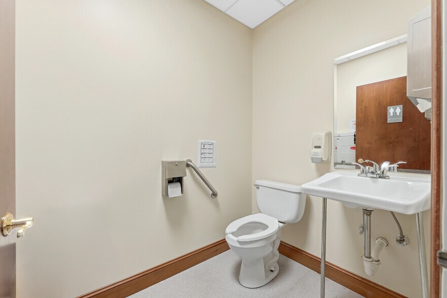 More Photos Of 1703 Locust Ave, Fairmont Medical For Sale