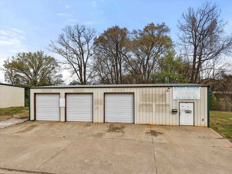 More Photos Of 420 E Scott St, Gilmer Industrial For Sale