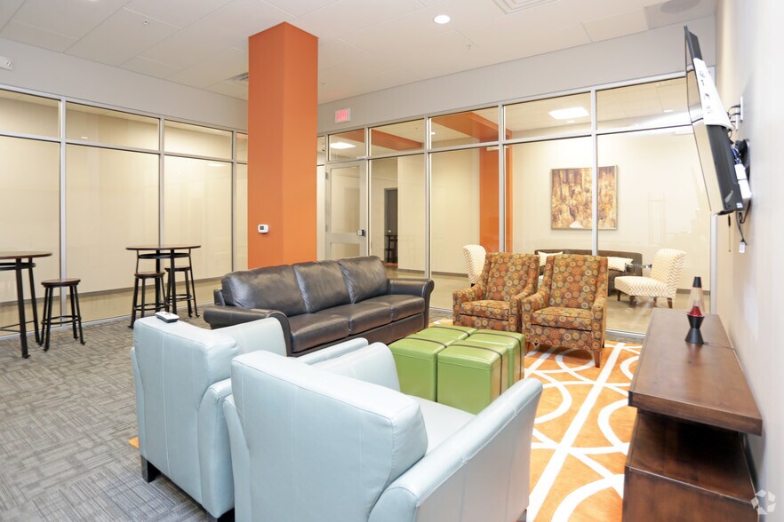 More Photos Of 5465 George M Mills Civic Pky, West Des Moines Unknown For Lease