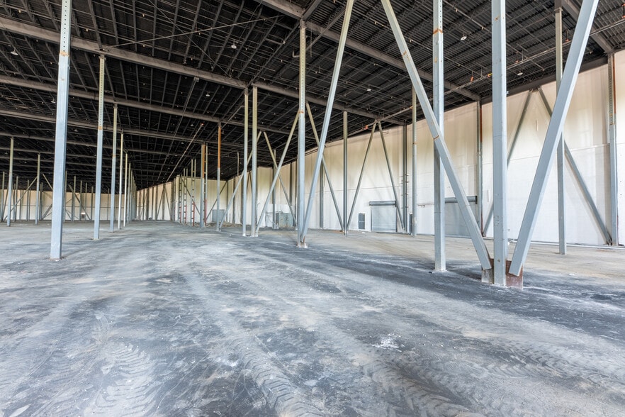 More Photos Of 102 Dolson Ave, Middletown Distribution For Lease