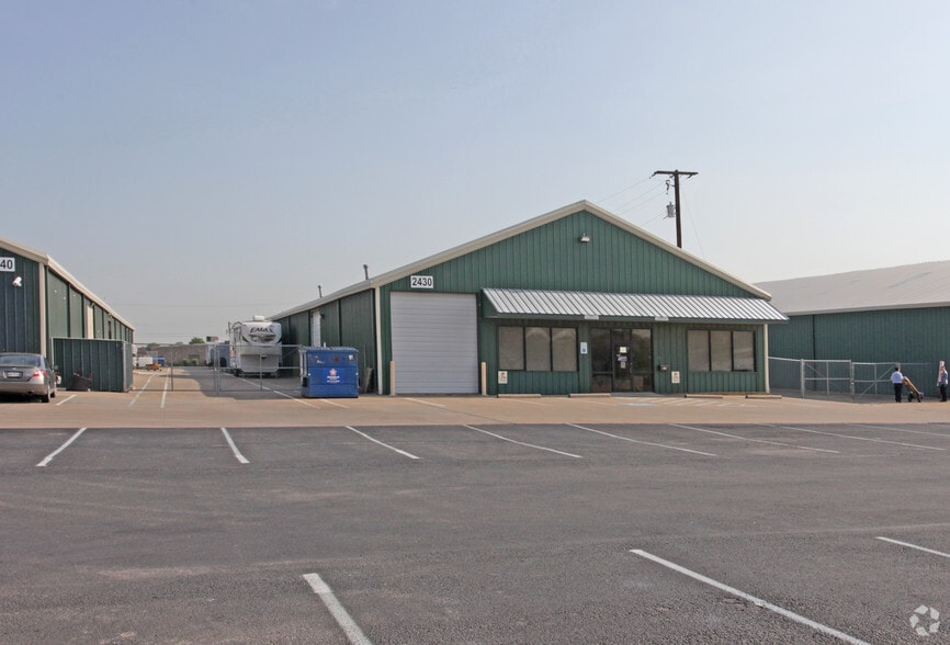 More Photos Of 2430 W Main St, Grand Prairie Warehouse For Lease
