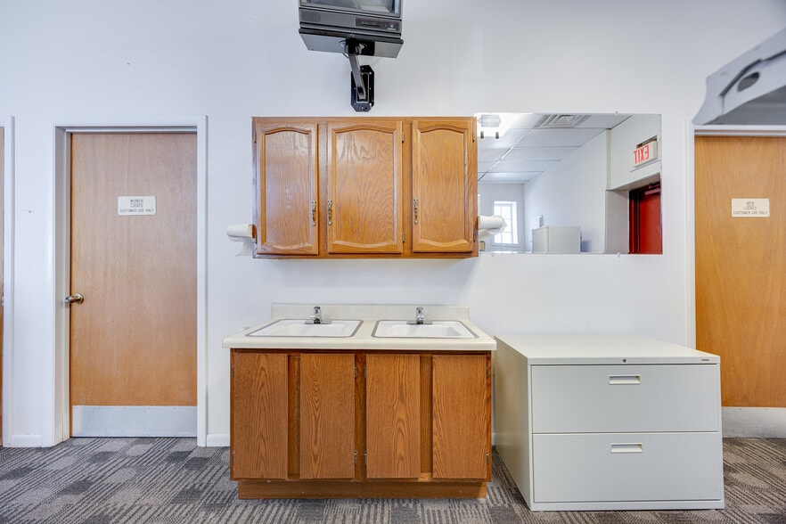 More Photos Of 30 E Main St, Luray Office For Sale