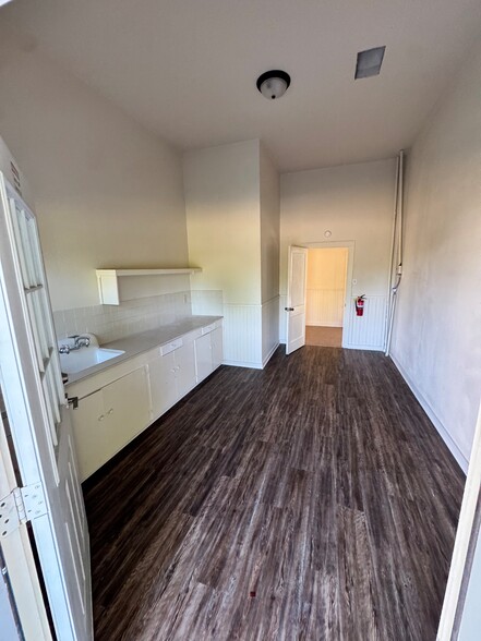 More Photos Of 916 N Longview St, Kilgore Office For Sale