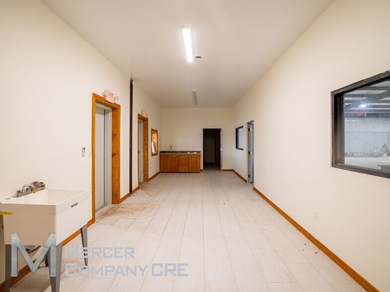 More Photos Of 6600 S I 35 Service Rd, Oklahoma City Flex For Lease