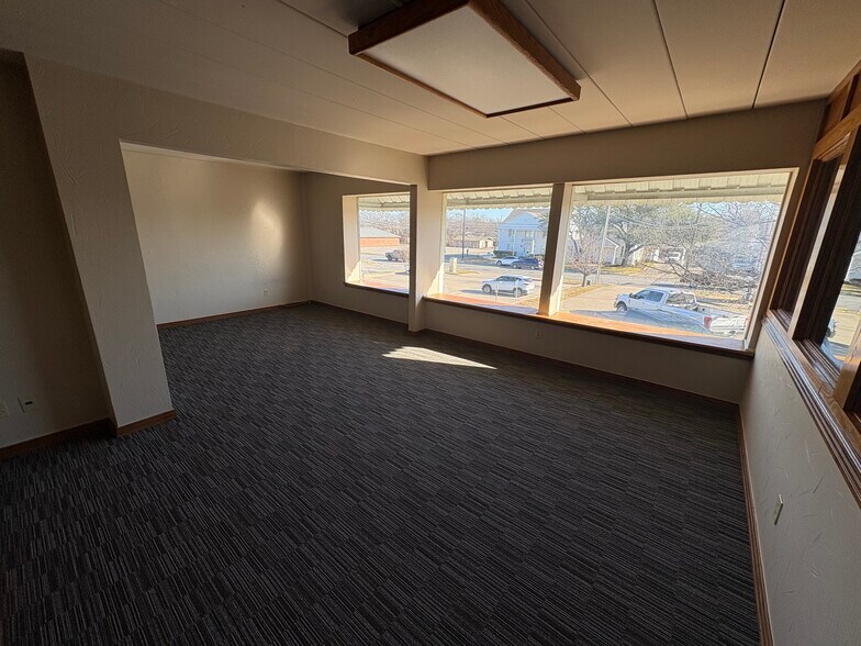 More Photos Of 614 N Travis St, Sherman Office For Lease