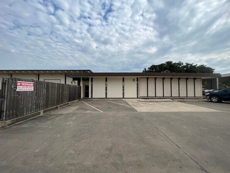 More Photos Of 205 Profit Dr, Victoria Showroom For Sale