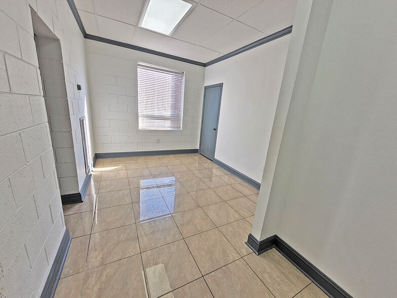 More Photos Of 2301 Devine St, Columbia General Retail For Lease