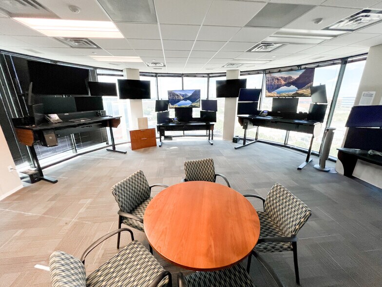 More Photos Of 303 Veterans Airpark Ln, Midland Office For Lease