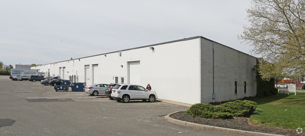 More Photos Of 1-21 Brandywine Dr, Deer Park Warehouse For Lease