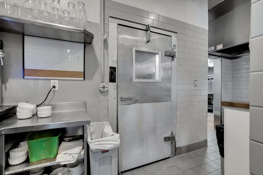 More Photos Of 7501-7507 Melrose Ave, Los Angeles General Retail For Sale