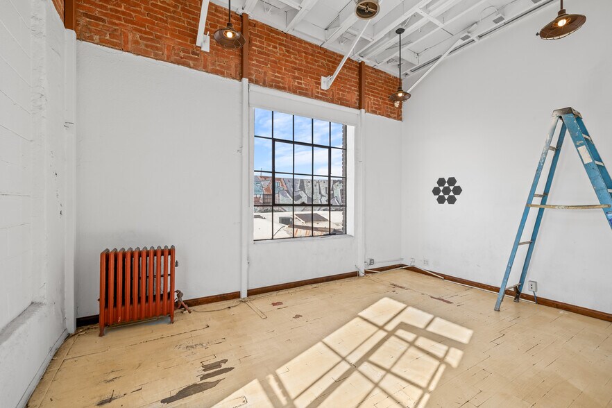 More Photos Of 1931 Bay St, Los Angeles Showroom For Lease