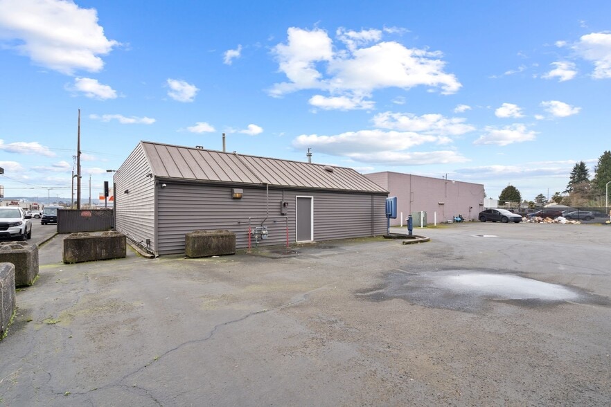 More Photos Of 1304 Ocean Beach Hwy, Longview Storefront Retail Office For Sale