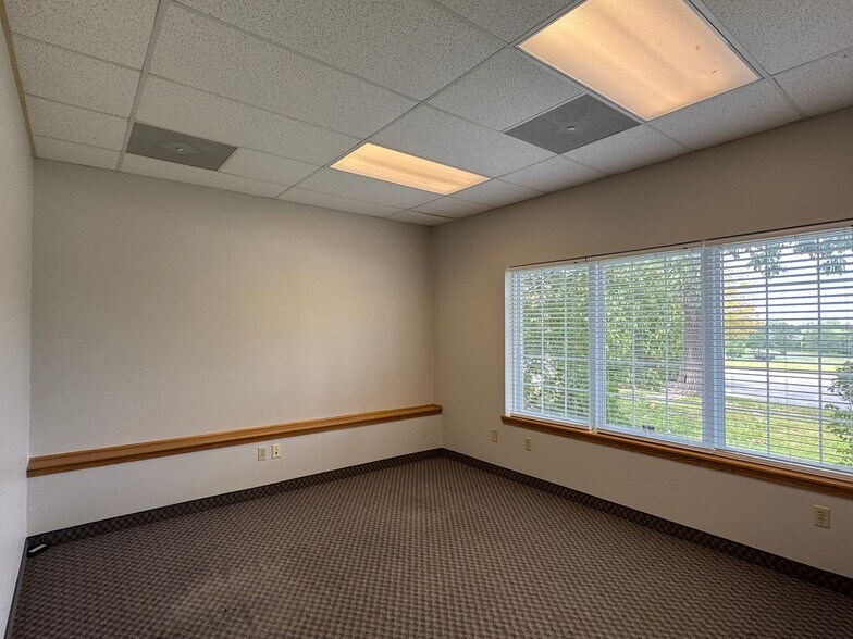 More Photos Of 1604 NW Mock Ave, Blue Springs Medical For Lease