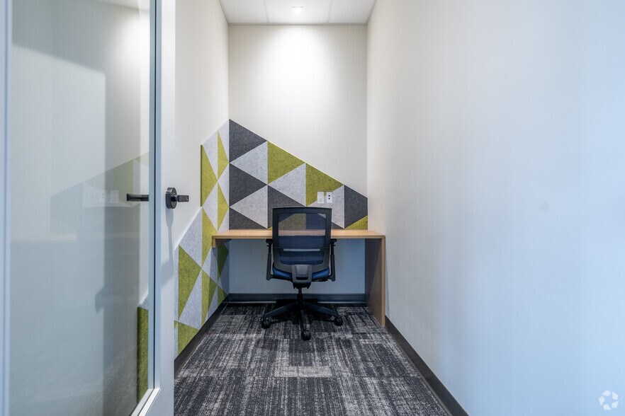 More Photos Of 4700-4702 Rue Louis-B.-Mayer, Laval Showroom For Sale