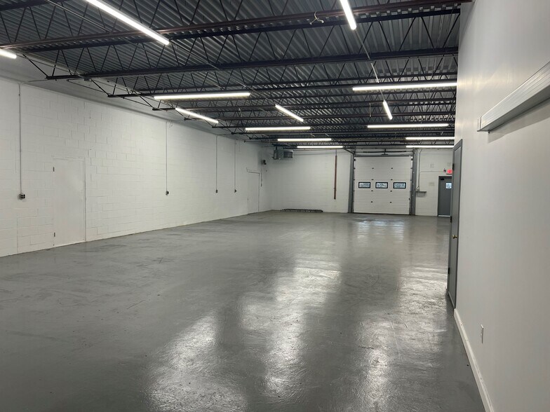 More Photos Of 2 Anco Dr, Deptford Warehouse For Lease