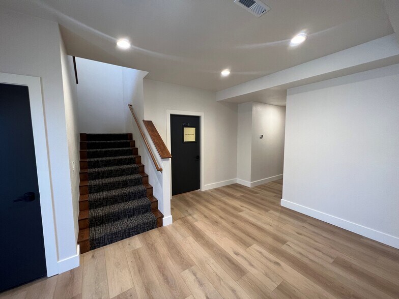 More Photos Of 199 E 52nd St, Garden City Warehouse For Lease