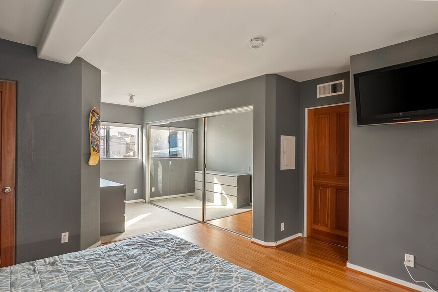 More Photos Of 3111 Ocean Front Walk, Marina Del Rey Apartments For Sale