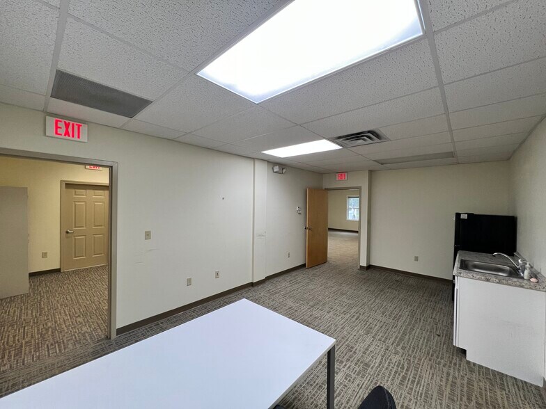More Photos Of 200 Mountain Rd, Farmington Office For Lease