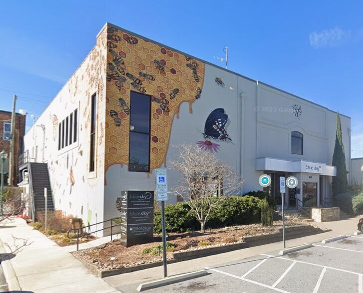 More Photos Of 317 N King St, Hendersonville Medical For Sale