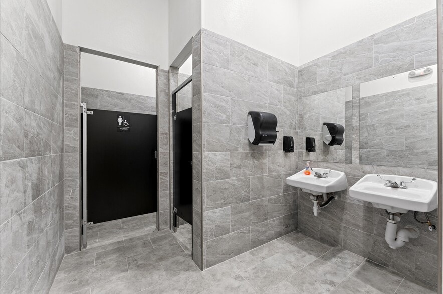 More Photos Of 5155 Almeda Genoa Rd, Houston Sports And Entertainment For Lease