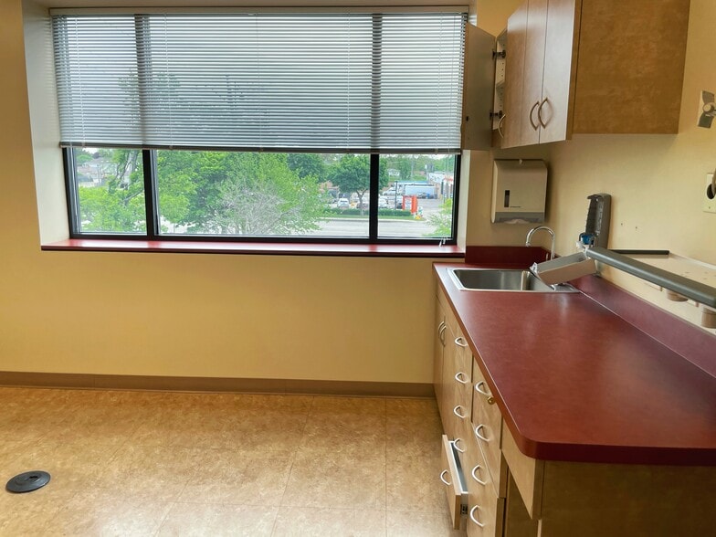 More Photos Of 9000 Waukegan Rd, Morton Grove Medical For Lease