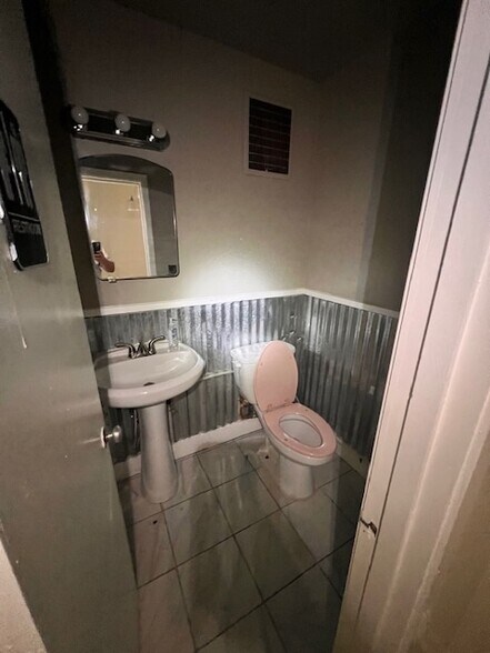 More Photos Of 1524 Madison Ave, Memphis Storefront Retail Office For Lease