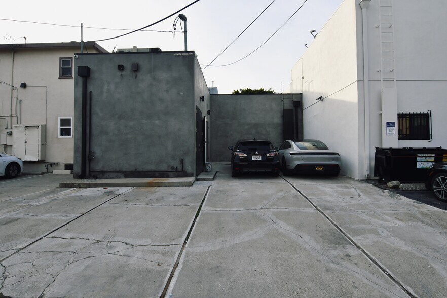 More Photos Of 1104 S Robertson Blvd, Los Angeles Office For Lease