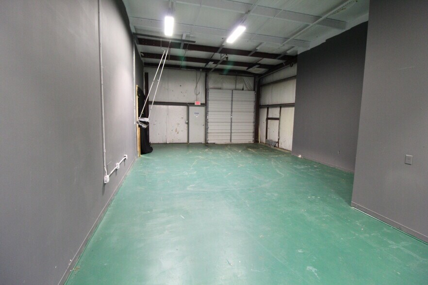 More Photos Of 7320 W 162nd St, Overland Park Showroom For Lease