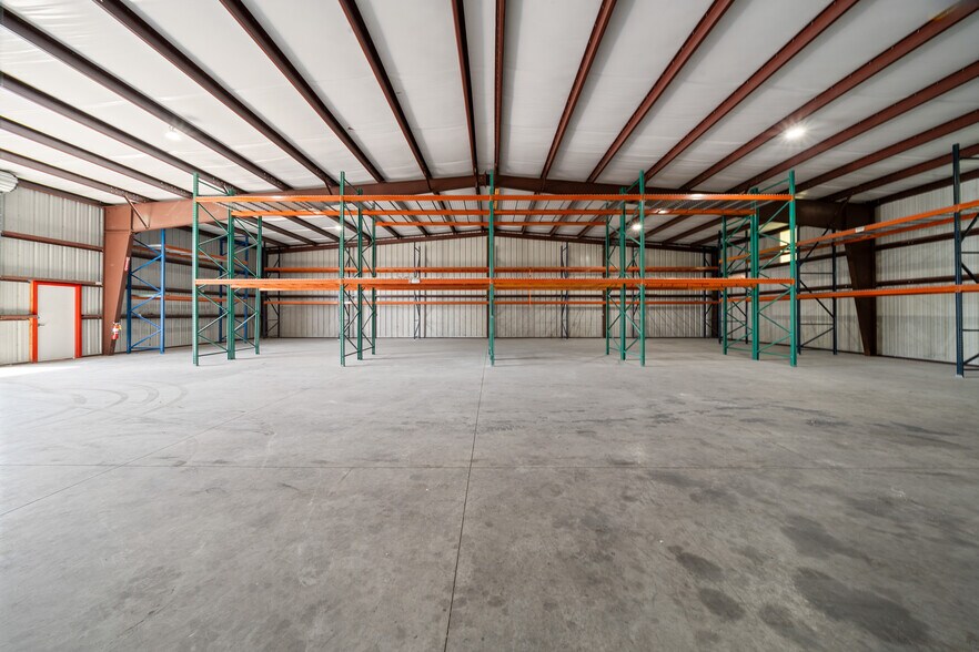 More Photos Of 3073 NE 37th Pl, Wildwood Warehouse For Lease