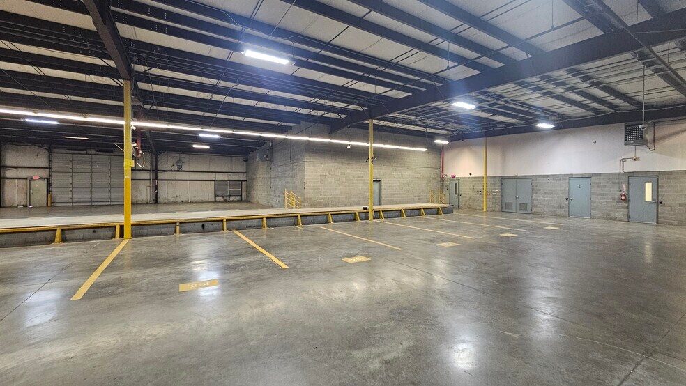 More Photos Of 2701 Southridge Dr, Wichita Falls Distribution For Lease