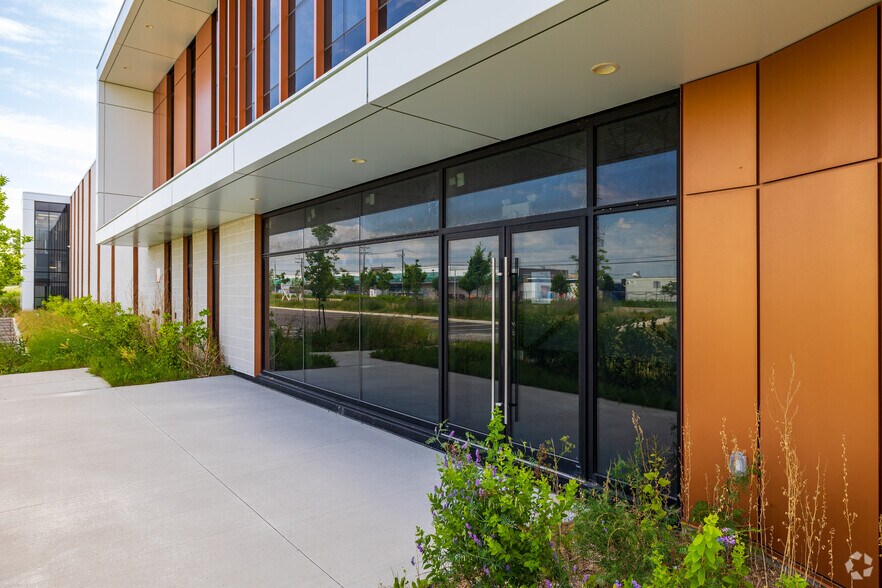 More Photos Of 6301 Rte De L'aéroport, Saint-hubert Distribution For Sale